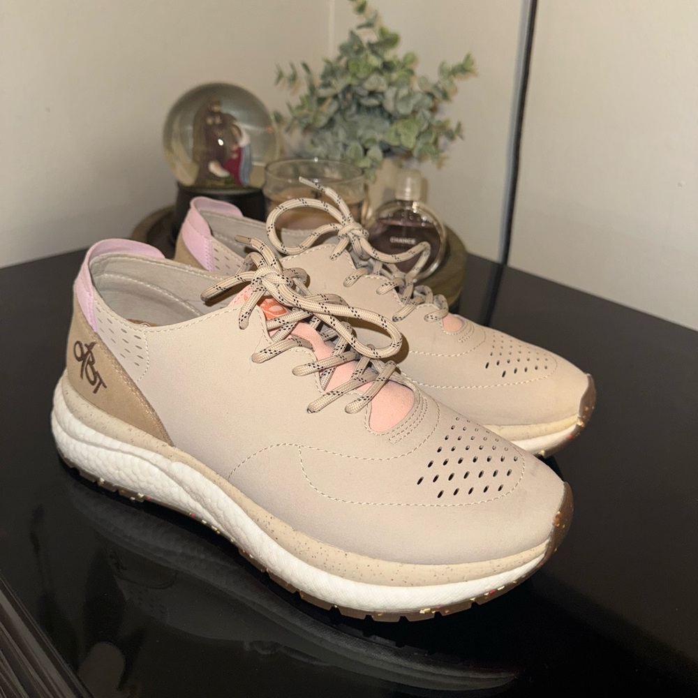 OTBT Women’s Free Sneakers
